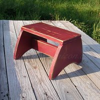 Fußhocker Primitive Volkskunst Schritthocker Bauernhausdekor Individuelle Oberfläche Rote Farbe Holz Möbel Moderne Bauernhausdekoration Fußhocker Primitive Volkskunst Schritthocker Bauernhausdekor Individuelle Oberfläche Rote Farbe Holz Möbel Moderne Bauernhausdekoration von ArtfulHorizon