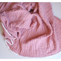 Übergroße Muslin Babydecke, Erröten Swaddle Decke, Pom Trim Decke von ArthurAndAmelia