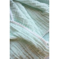 Übergroße Muslin Babydecke, Mint Swaddle Decke, Pom Trim Decke von ArthurAndAmelia