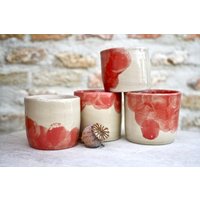Handgefertigte Tasse Aus Steinzeug, Dekoriert Mit Rotem Schlicker Handgefertigte Tasse Aus Steinzeug, Dekoriert Mit Rotem Schlicker von ArthurPottery