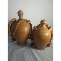 Zwei Weinkrugs/Keramik Vase Vintage Studio Mid Century Wie Neu, Keine Beschädigungen Oder Gebrauchsspuren. Kann Durch Seile Aufgehängt Werden von AnticoShic