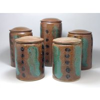 Keramik Küchen Vorratsdose Set Von Fünf Steinzeug Überdeckte Gläser von Artifactorium