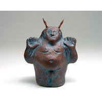 Keramik Ton Rassel, Gemeißelte Steingut Gehörnte Ein Gott Pan Altar Shaker Skulptur von Artifactorium