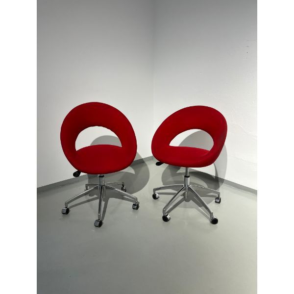 2er-Set rote Nina Stühle mit Rollen, Artifort 2er-Set rote Nina Stühle mit Rollen, Artifort von Artifort