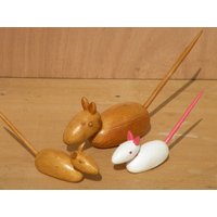 Hölzerne Ratten - Und Mausskulpturen von Artintegration