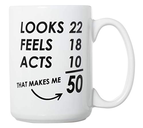 Lustige Tasse mit Aufschrift"Looks 22, Feels 18, Acts 10, That Makes Me 50 Fiftieth Birthday", 425 ml von Artisan Owl