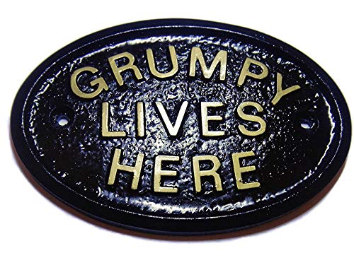 "GRUMPY LIVES HERE" Haus-/ Gartenplakette (Schwarz/ Gold) … von Artisan