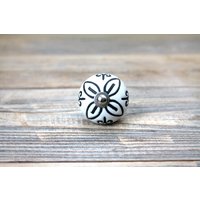 Runder Weißer Knauf Mit Blume - Moderner Kommode Oder Schrankknopf von ArtisanCraftSupply