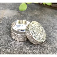 925 Silber Handgemachtes Schmuckstück Kajal Schatulle, Surma Kumkum Sindor Behälter, Florale Runde Form 2 cm Durchmesser 5, 8 G Temple Pooja F/S von ArtisanCraftedJewelz