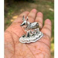 925 Silber Hindu Religiöse Statue Heilige Kamdhenu Kuh Futter Kalb 5.5 Gramm Lord Krishnas Lieblingstempel Pooja Religion Freies Schiff von ArtisanCraftedJewelz