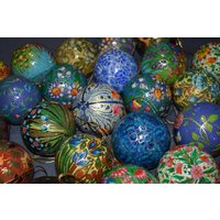 Handgemachte Assortierte Weihnachtskugeln Ornament Hergestellt in Kashmir Indien 3Inchx3Inch 10 Stück von Artisansvillage
