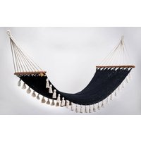 Boho Schwarze Baumwollhängematte Mit Quasten | Holzstange/Handgefertigt Von Artisans, Perfekt Für Innen Und Außen von ArtissanosHomeGoods