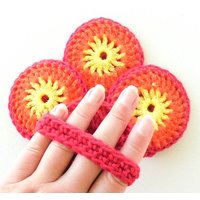 Mehrzweck-Geschirr-Scrubbies Mit Griff - Set Von 2 Bis 10 Gelber, Oranger Und Roter Nylon-Scrubbie Garn-Waschlappen Mehrzweck-Geschirr-Scrubbies Mit Griff - Set Von 2 Bis 10 Gelber, Oranger Und Roter Nylon-Scrubbie Garn-Waschlappen von ArtistBeeBee