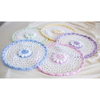 Pastel Crochet Lace Waschlappen - Set Von 1 Bis 5 Runde Baumwollblumen Geschirrtücher Daisy Facetuch Spitzenblumen-Deckchen von ArtistBeeBee