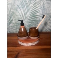 Getöpferter Seifenspender, Zahnputzbecher & Seifenschale/Keramik Badezimmer Accessoires Set Flüssigseifenspender Braun | Artistpauline Getöpferter Seifenspender, Zahnputzbecher & Seifenschale/Keramik Badezimmer Accessoires Set Flüssigseifenspender Braun | Artistpauline von ArtistPauline