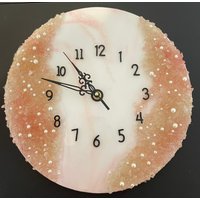 Elegante Rosa Und Weiße Wanduhr Verziert Mit Perlen Kristallen von ArtisticOptimism