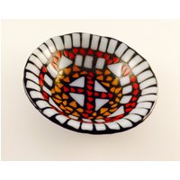 Weiß, Goldgelb Und Rot Orange Mosaik Muster Schale Auf Dunkelgrauem Glas 15 cm von ArtofGlassbyAlexis