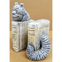 Bücherwurm Buchstützen 3D Raupe Seltene Antike Reproduktion Statue Paar Bücherwurm Buchstützen 3D Raupe Seltene Antike Reproduktion Statue Paar von ArtofHistory