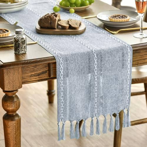 Artoid Mode Boho Staubiges Blau Landhausstil Quasten Tischläufer, Waschbar Tisch Dekoration Party Geburtstag Valentinstag Hochzeit Dekor 33x143 cm von Artoid Mode