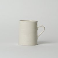 Aya Tokushima Kaffeebecher von ArtonthetableSeattle
