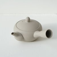 Nankei Teekanne Mittelsand von ArtonthetableSeattle