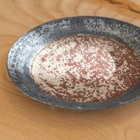Nobuko Konno Runder Teller Blau Rot von ArtonthetableSeattle