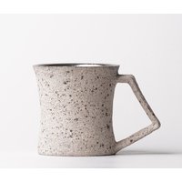 Yusuke Wakasa Kaffeetasse White Sand Mit Platinum von ArtonthetableSeattle