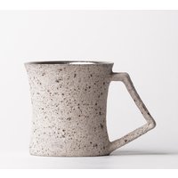 Yusuke Wakasa Kaffeetasse White Sand Mit Platinum von ArtonthetableSeattle