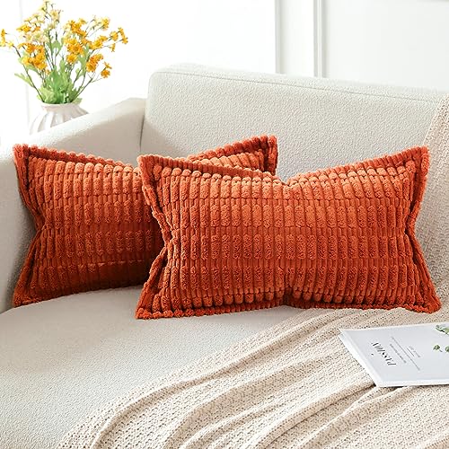 Artscope 2er Set Kordsamt Kissenbezüge Moderne Kissenhüllen Dekorative Sofakissen Umwickelte Kante Dekokissen Weicher Zierkissenbezug für Wohnzimmer Sofa Boho Dekor Karamell Orange, 30x50cm von Artscope