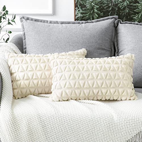 Artscope 2er Set Kurze Wolle Kissenbezüge Weicher Plüsch Luxus Wollsamt Zierkissenbezuge Dekokissen Boho Kissenhülle für Sofa Schlafzimmer Zuhause Dekor Dreiecksform Creme Beige, 30x50cm von Artscope