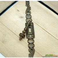 11, 4 "Zoll Antike Vintage Victorian Key Hole Platte Mit Tear Drop Drawer Pull Unbenutzt von ArtsofBrass