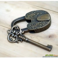Antike Lange Hals Blumen Geschnitzt Vorhängeschloss Mit Big Skeleton Keys Massiv Messing Vintage Lock von ArtsofBrass