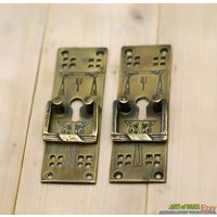 Lot Von 2 Stück Alte Platte Antik Vintage Mit Key Hole Massivem Messing Schrankgriff Pulls von ArtsofBrass