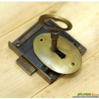 Set Vintage 5, 5 cm Große Runde Escutcheon Retro Key Hole Platte Mit Funktionierendem Skelett Schlüssel & Schloss von ArtsofBrass