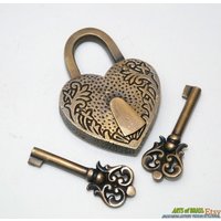 Set Vintage Liebe Herz Für Immer Geschnitzt Padlock Mit Twin 2 Stück Skeleton Keys Massiv Messing Antik Tresor Lock Set Vintage Liebe Herz Für Immer Geschnitzt Padlock Mit Twin 2 Stück Skeleton Keys Massiv Messing Antik Tresor Lock von ArtsofBrass