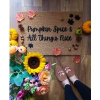 Pumpkin Spice & All Things Nice Fußmatte - Kürbis Rustikale Herbst Willkommensmatte Dekor Geschenk Home von Artsydoormats