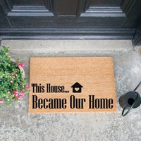 This House Became Our Home Fußmatte - Wohnkultur Einweihungsparty Geschenk Lustiger Spruch Willkommen von Artsydoormats