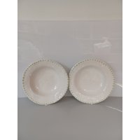 Set Aus Zwei Handgetöpferten Tellern, Em-Keramik in Weiß Set Aus Zwei Handgetöpferten Tellern, Em-Keramik in Weiß von Artulas