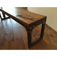 Industriestil Bench. Sitzbank Mit Metalbeinen Und Graviertem Holz. Ölbasiertes Finish. Initialen, Logo Oder Namen Möbel Nach Maß von ArtzoneSigns