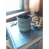 Aqua Keramik Tasse, Schwarz Und Blau Distressed Kaffeetasse, 7 Oz Handgemachte Rustikale Teetasse, Ripp Textur Landriemen Henkel Espressotasse von AshleyBethPottery
