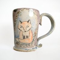 Lila Keramik Handgemachte Kuschelige Fuchs Tasse, Woodland Buddy Pottery Kaffeetasse, Süße Handgezeichnete Tiergetränke von AshleyBethPottery