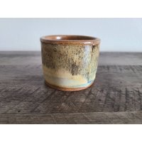 Kleine Creme, Braun Und Schwarz Keramik Vase 2 Ein Viertel Zoll Mal 3 von AshleysArtAndDesigns