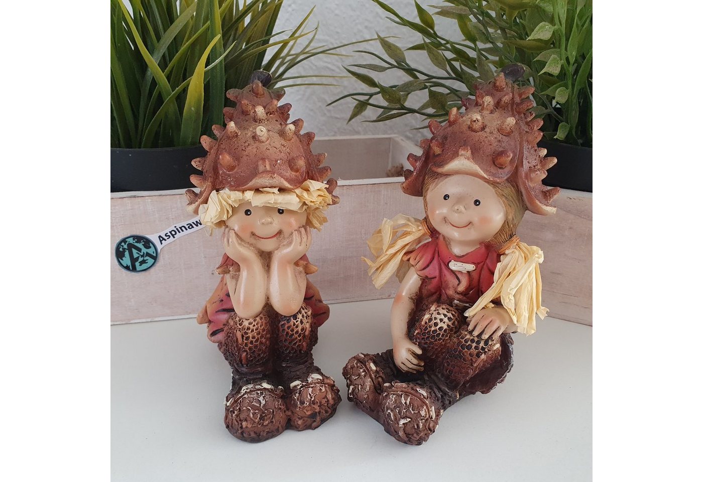 Aspinaworld Dekofigur Dekofigur sitzende Wichtel Figur mit Kastanien Hut 2er Set 13 cm von Aspinaworld