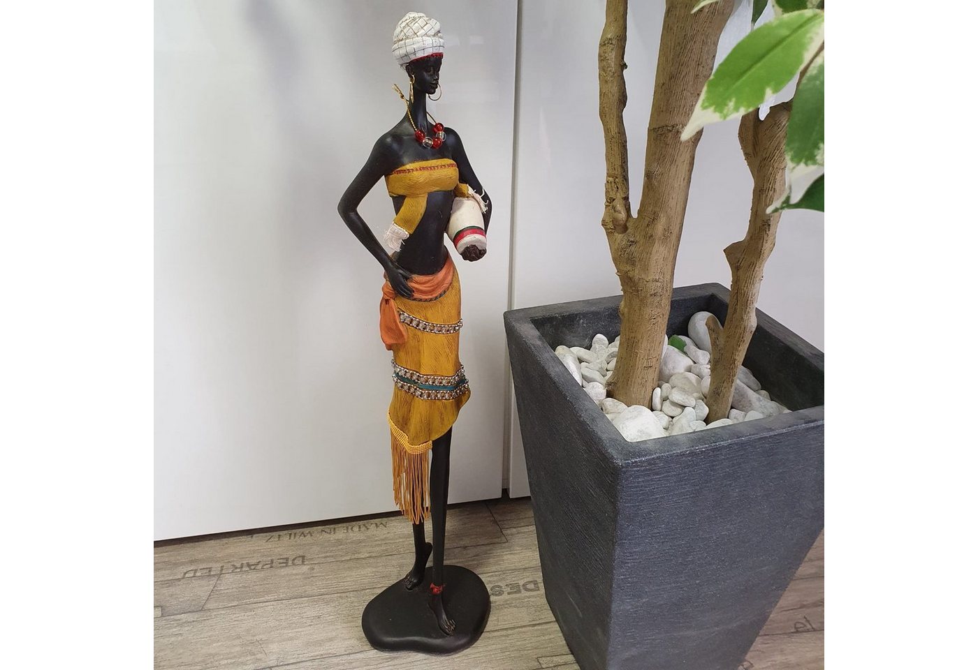 Aspinaworld Dekofigur Afrikanische Frau mit Krug im Arm und Paillettenschmuck 61 cm von Aspinaworld