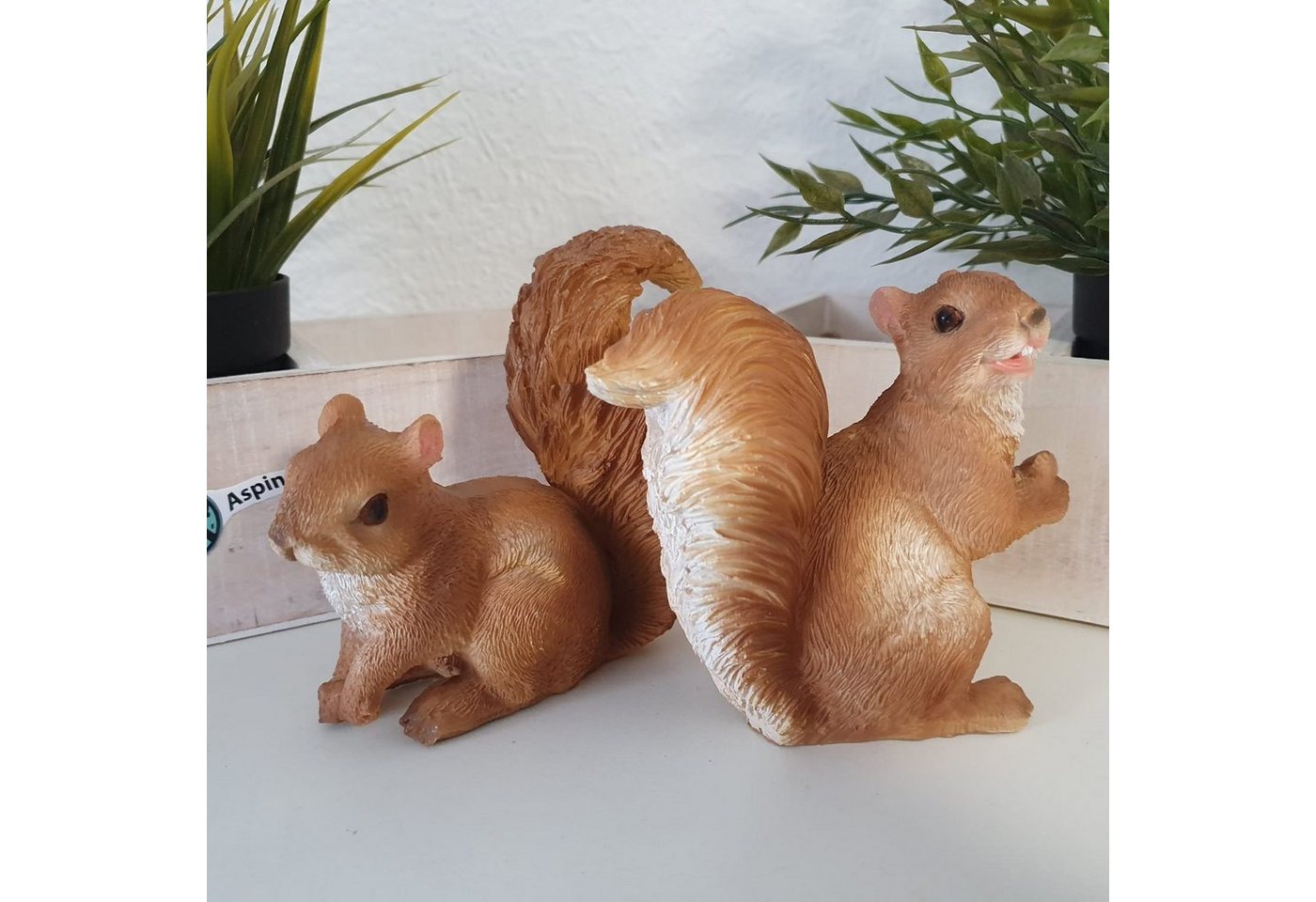 Aspinaworld Dekofigur Deko Eichhörnchen Figur mit Nuss im 2 er Set 10 cm (2 St) von Aspinaworld