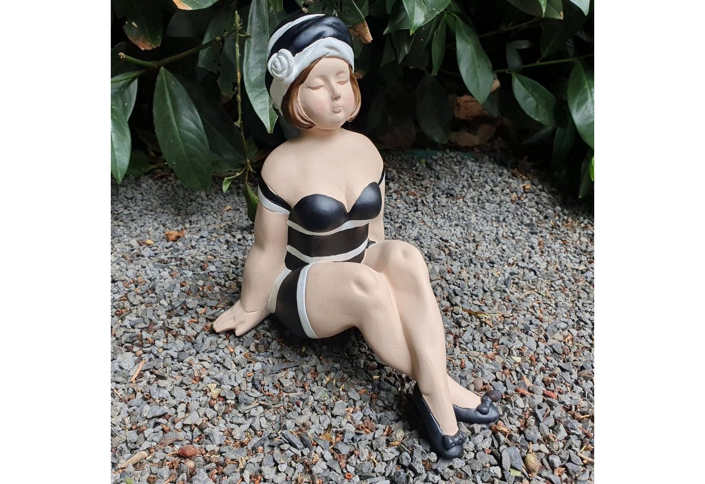 Aspinaworld Gartenfigur Gartenfigur sitzende Badenixe Figur 19 cm schwarz von Aspinaworld