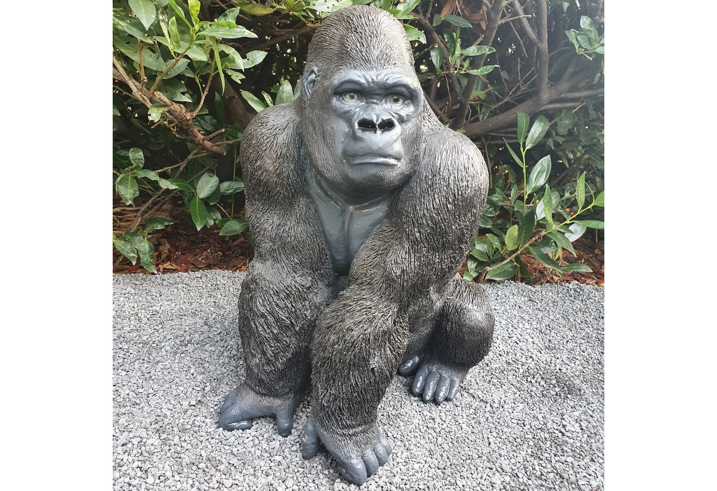 Aspinaworld Gartenfigur Gorilla Figur sitzt auf der lauer 56 cm wetterfest von Aspinaworld