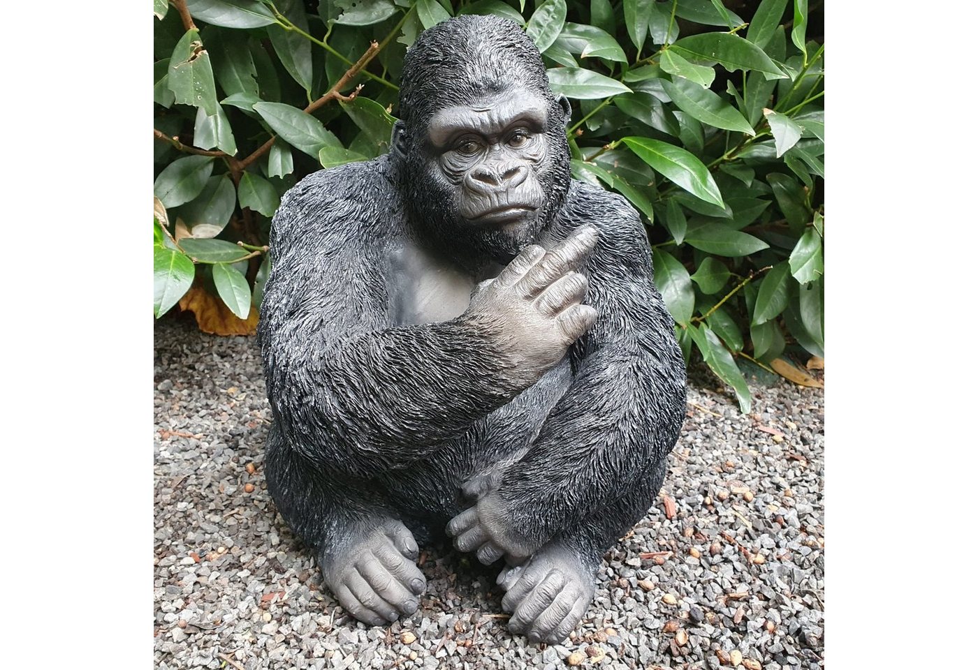 Aspinaworld Gartenfigur Gorilla Figur zeigt Mittelfinger 32 cm von Aspinaworld