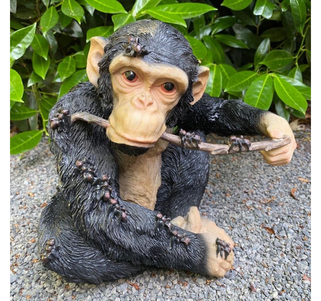 Aspinaworld Gartenfigur Schimpansen Figur mit Ast und Ameise 27 cm wetterfest von Aspinaworld