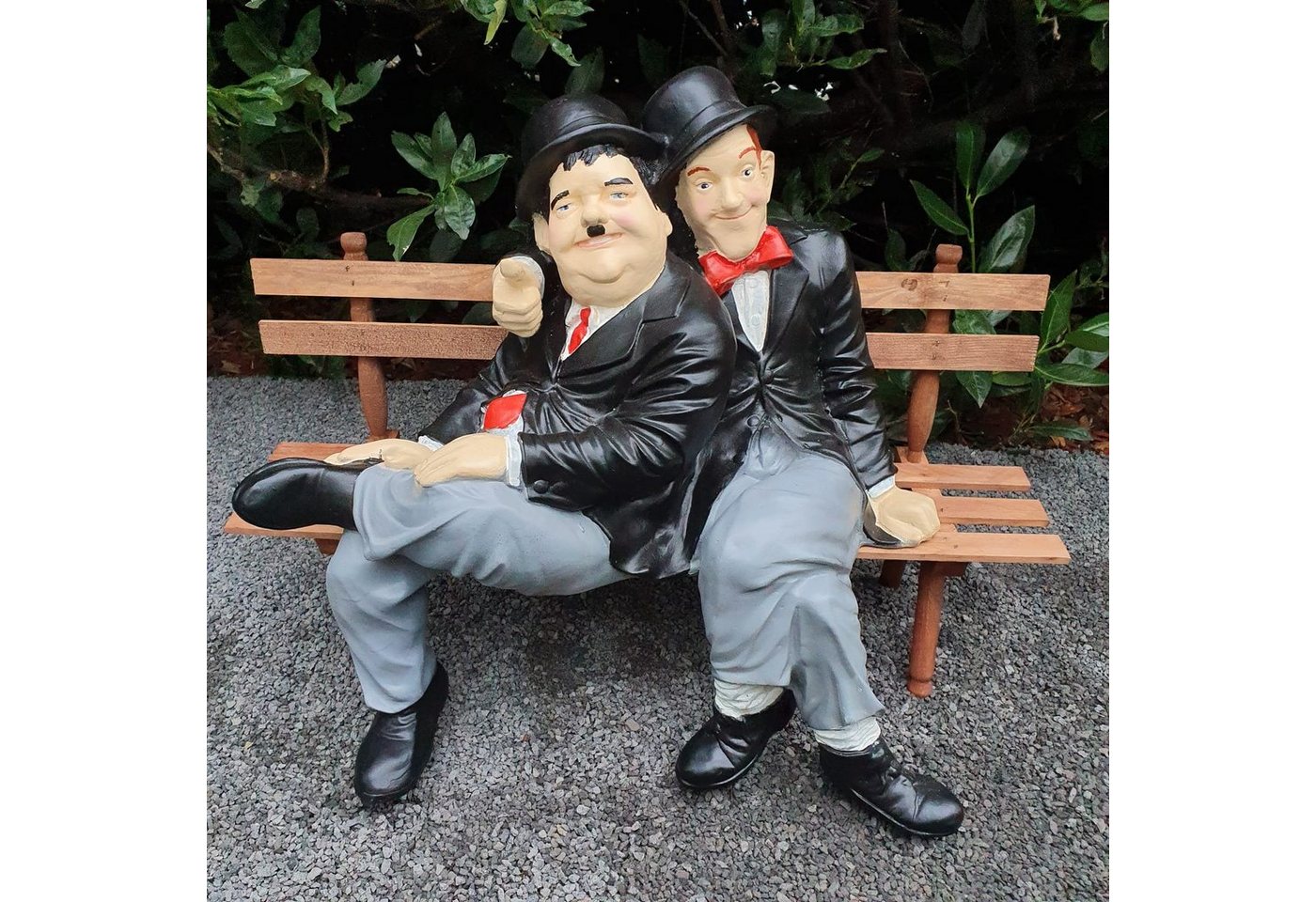 Aspinaworld Gartenfigur Stan Laurel und Oliver Hardy Dick und Doof Figur auf Bank 55 cm wetterfest von Aspinaworld
